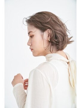 外国人風赤み消しグレーベージュ